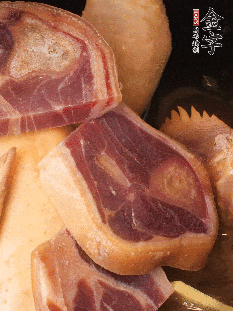 火踵、老母雞加蔥、姜、料酒、清水，大火燒開后轉小火，燉1小時