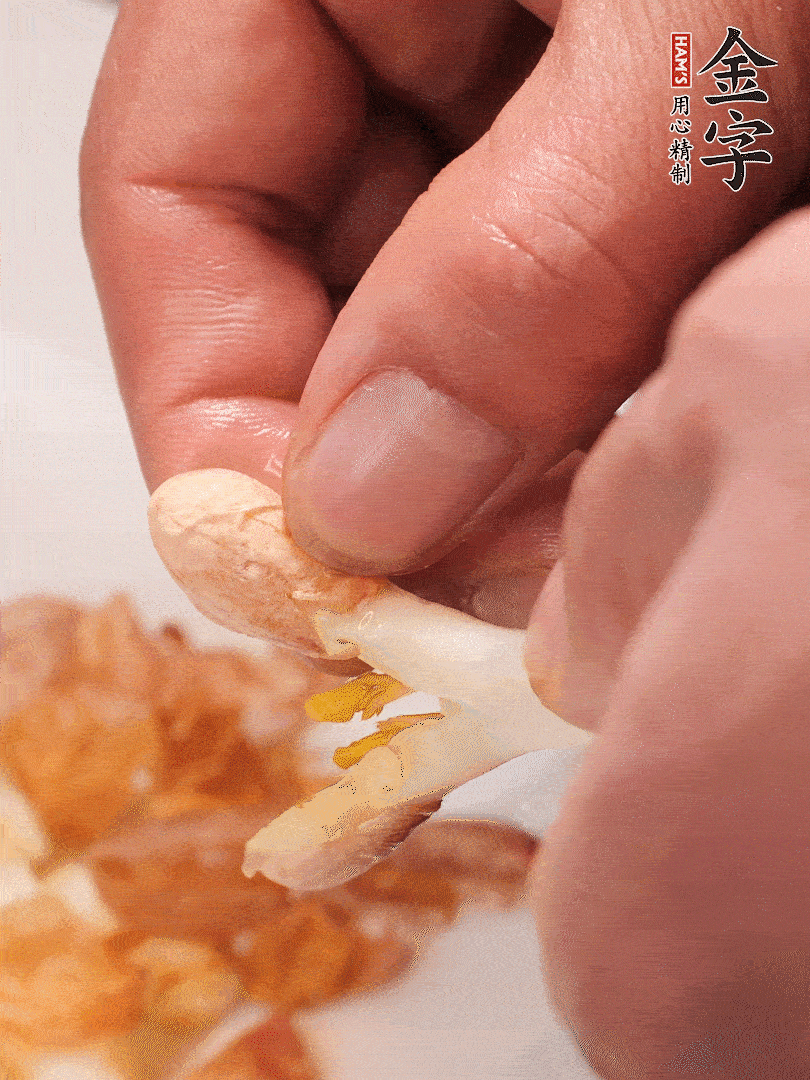 花生芽切段。開(kāi)水焯水1分鐘，去掉頂部的花生皮