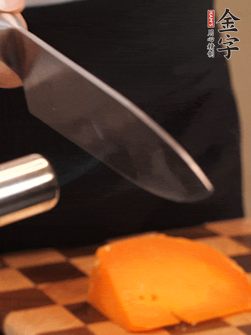 間隔擺上哈密瓜、奶酪、迷迭香、核桃仁