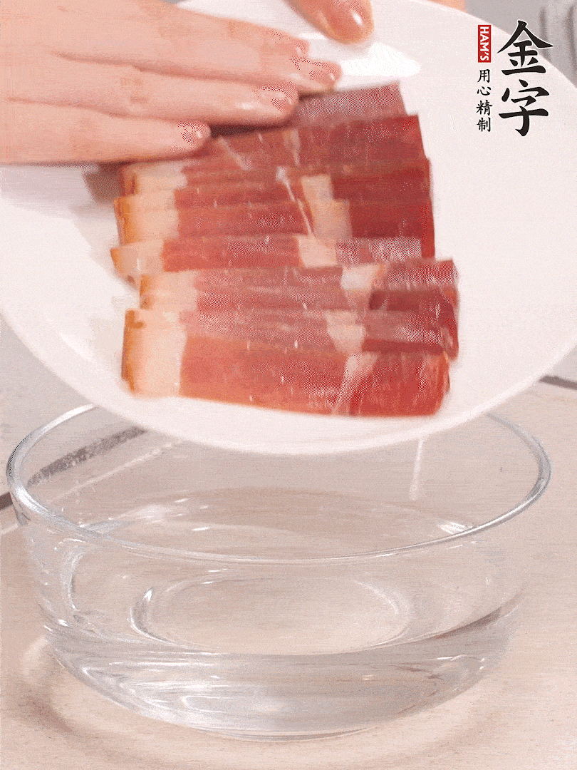 鴨腿冷水下鍋，加姜片、料酒焯水