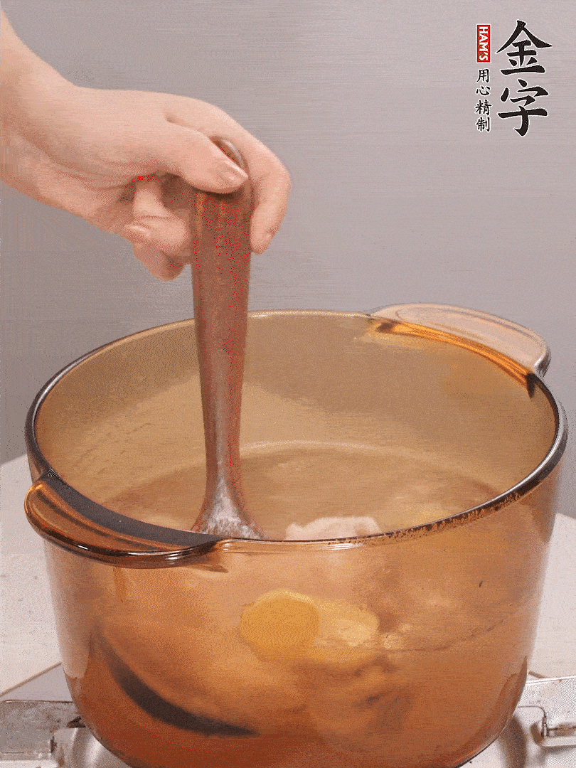 鴨肉、白果、火腿、生姜一起放入砂鍋，清水沒過食材，大火燉煮1小時