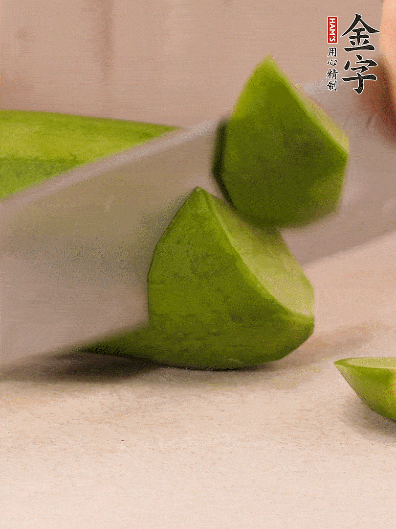 青、紅蘿卜洗凈，去皮切大塊