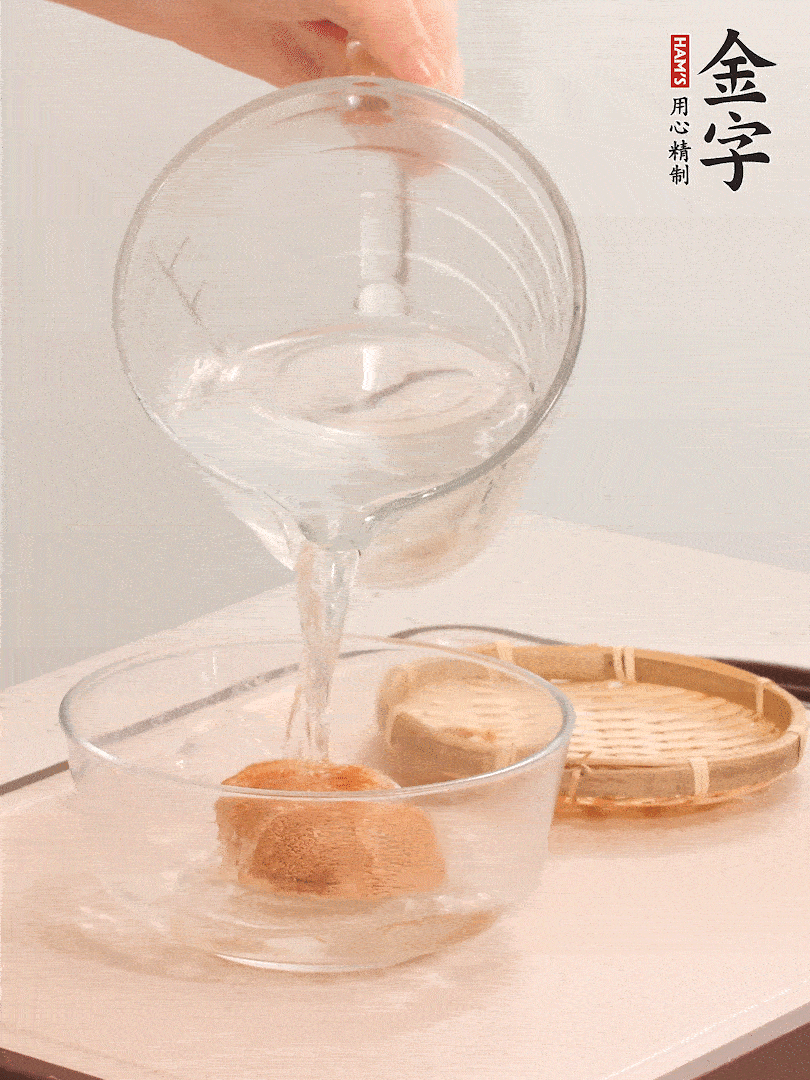 猴頭菇至少泡發(fā)半小時，將浸泡后的黃水?dāng)D干；