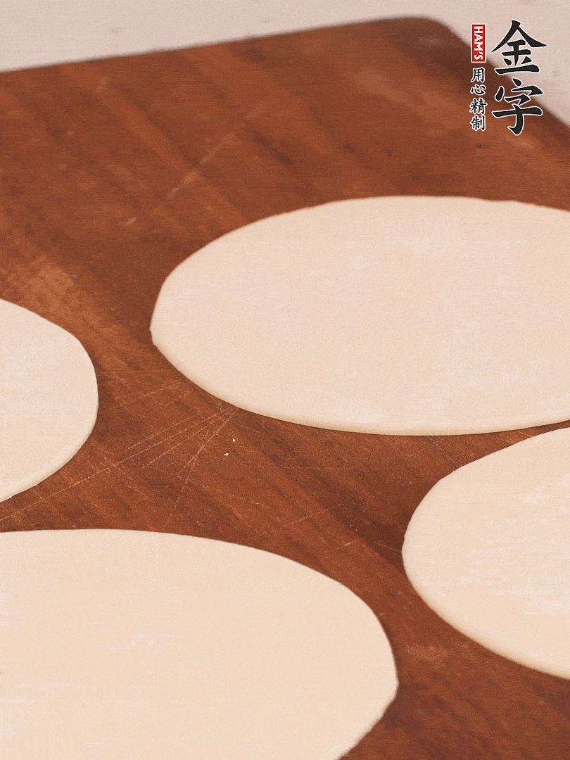 餃子皮均勻抹油，10張疊在一起，搟面杖搟開