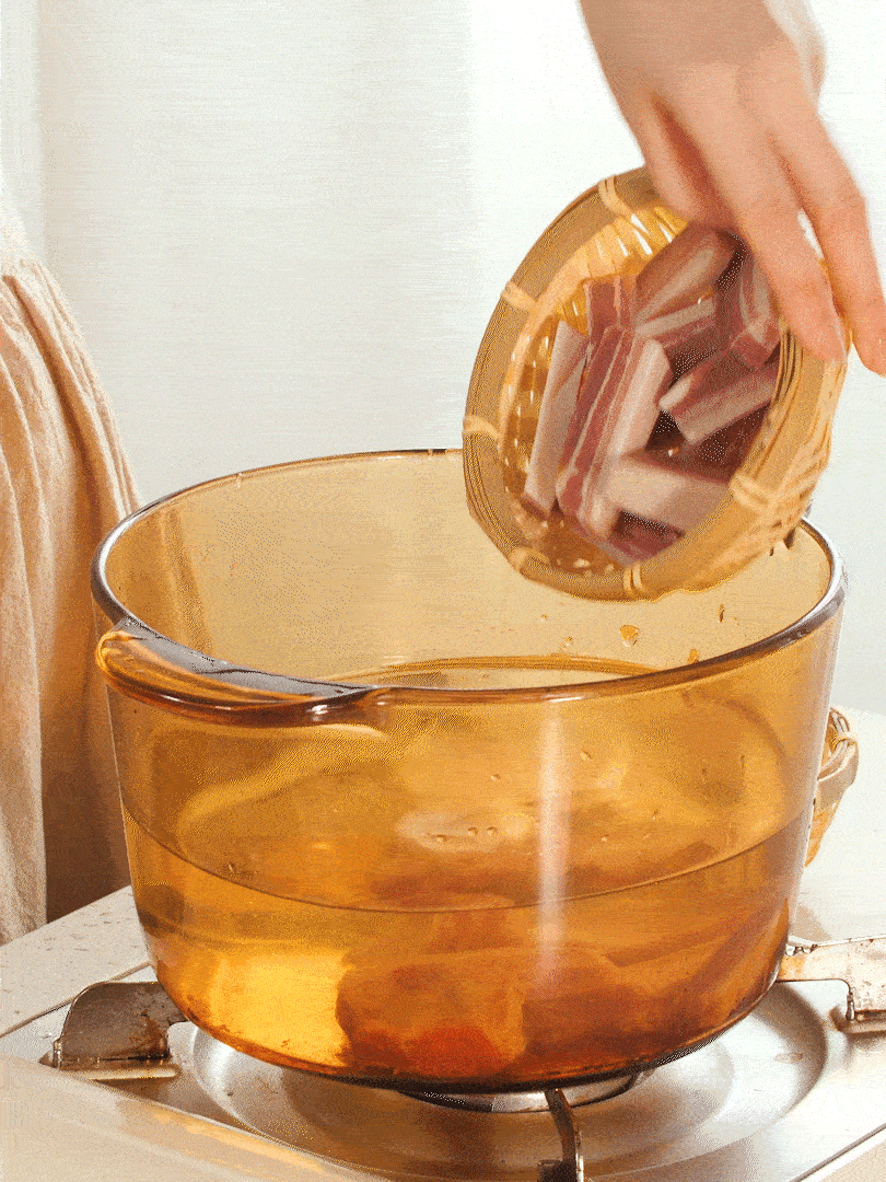 咸肉、排骨加料酒 蔥段 生姜 一起冷水下鍋焯水撈出