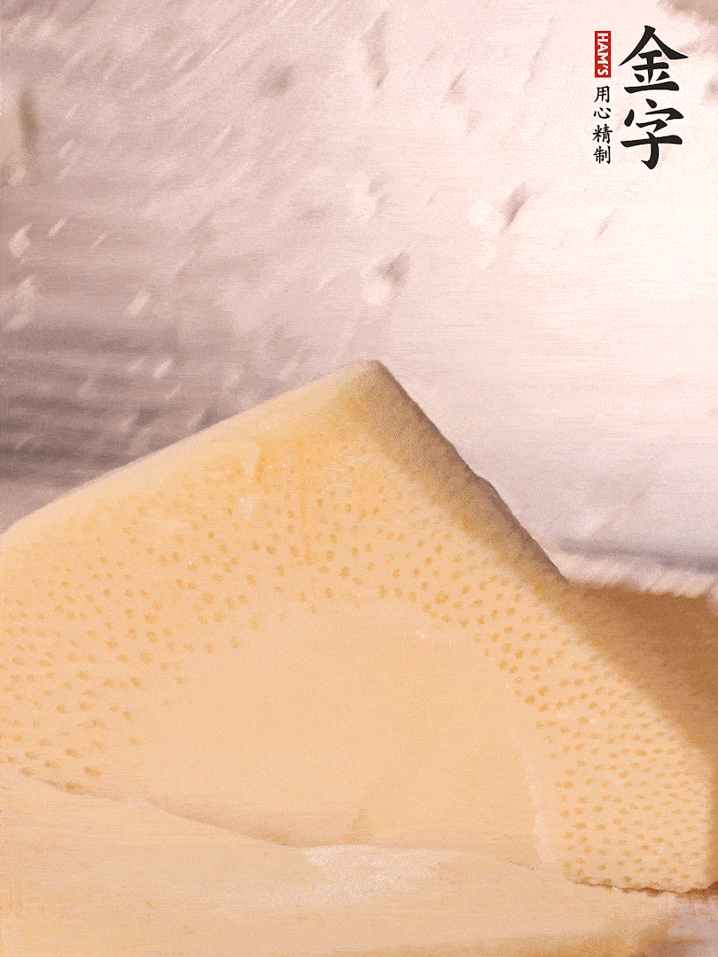 冬筍處理干凈，切滾刀塊，開水焯燙去除澀味