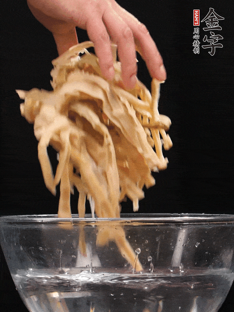 天目山筍干1把，清洗表面鹽分，用手撕成長條