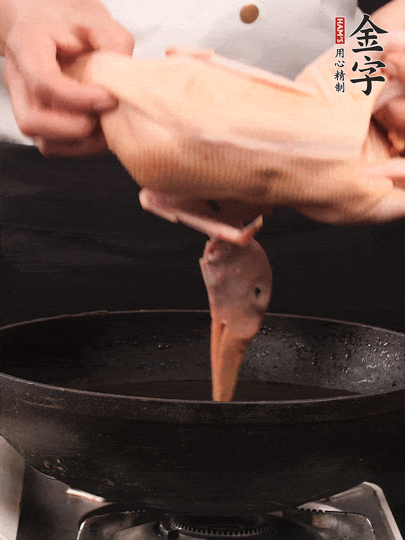 處理干凈的老鴨1只，黃酒小半碗，姜幾片，一起放入冷水，煮沸焯水3分鐘，去除血沫