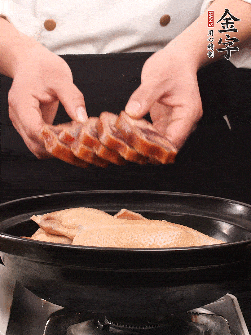 老鴨、金字火腿蹄片、筍干、姜片、蔥結(jié)，清水沒過鴨身2cm，加黃酒小半碗