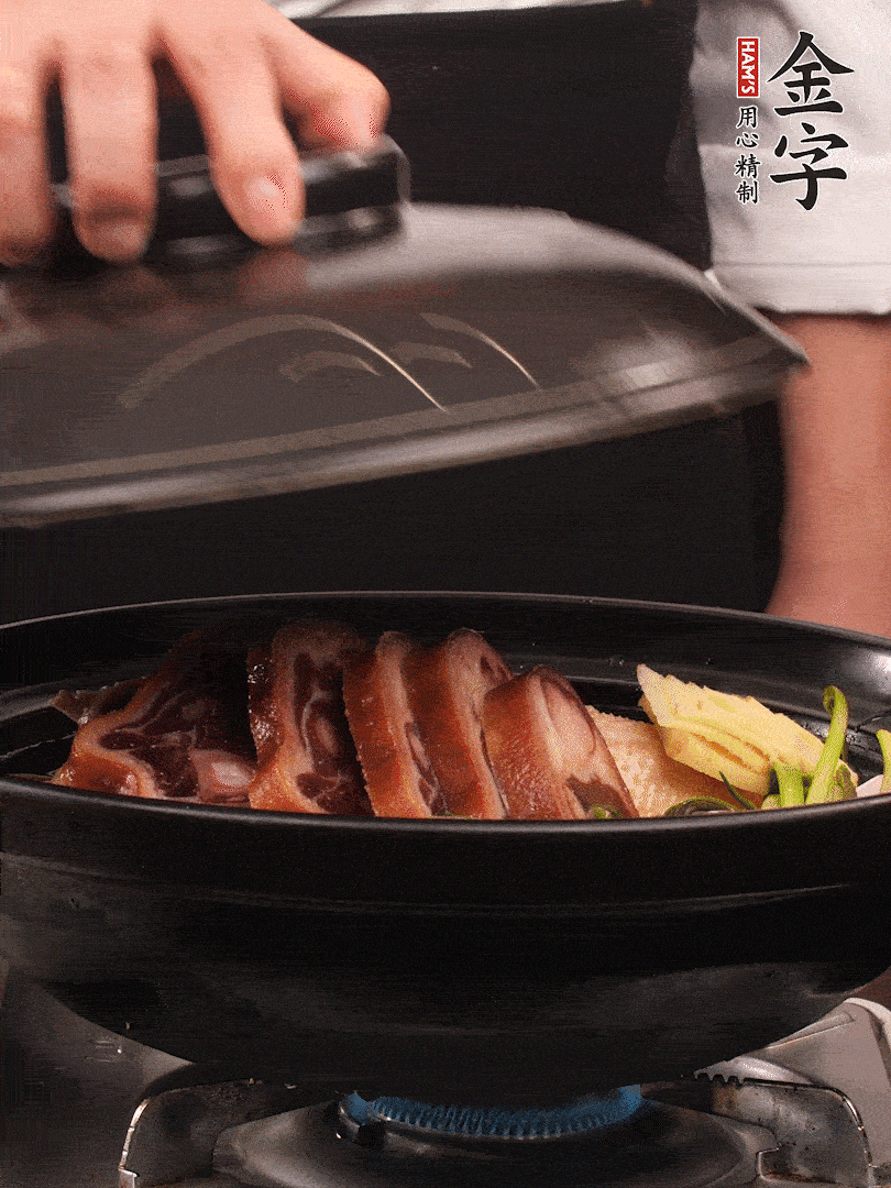 砂鍋蓋蓋子密封，大火燒開后轉(zhuǎn)小火，燜煮2小時