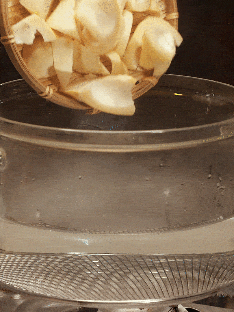 春筍切塊，焯水去除澀味