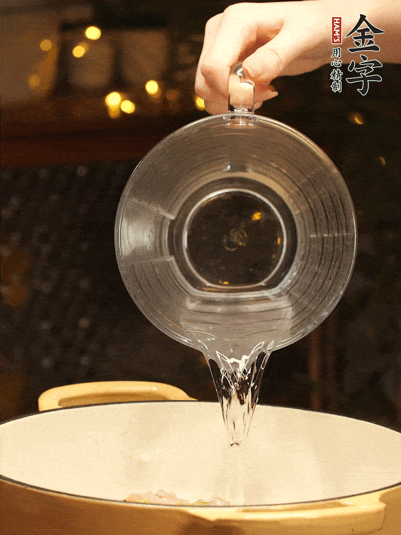 加入120ml水，蓋上蓋子燜幾分鐘撒上蔥花，美美的擺個(gè)盤~