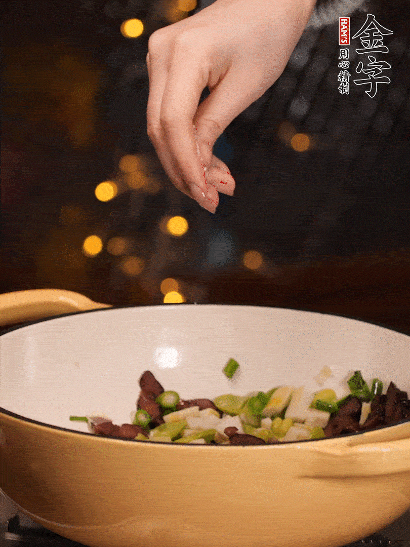 可以加點點水，再加菜苔，加點鹽、味精調(diào)味