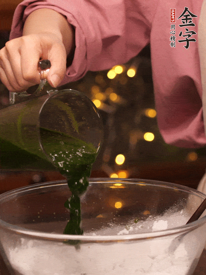 清明粿粉，分次加艾草泥，加點油揉2分鐘