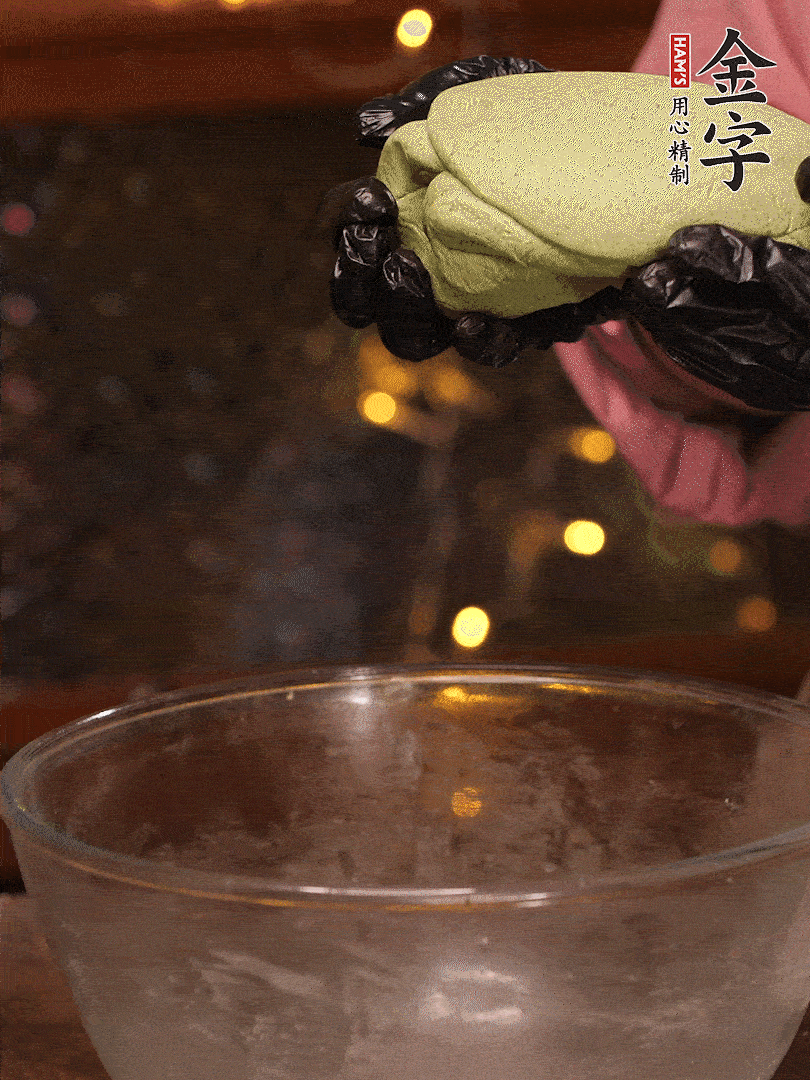 清明粿粉，分次加艾草泥，加點油揉2分鐘，揉到面團光滑，醒發(fā)一下