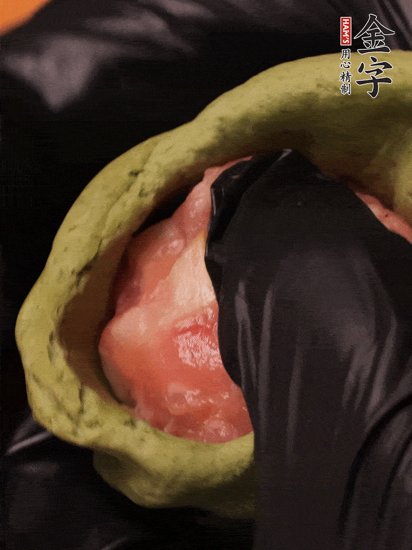 切成小劑子，中間壓個坑，做成碗狀，虎口慢慢收口