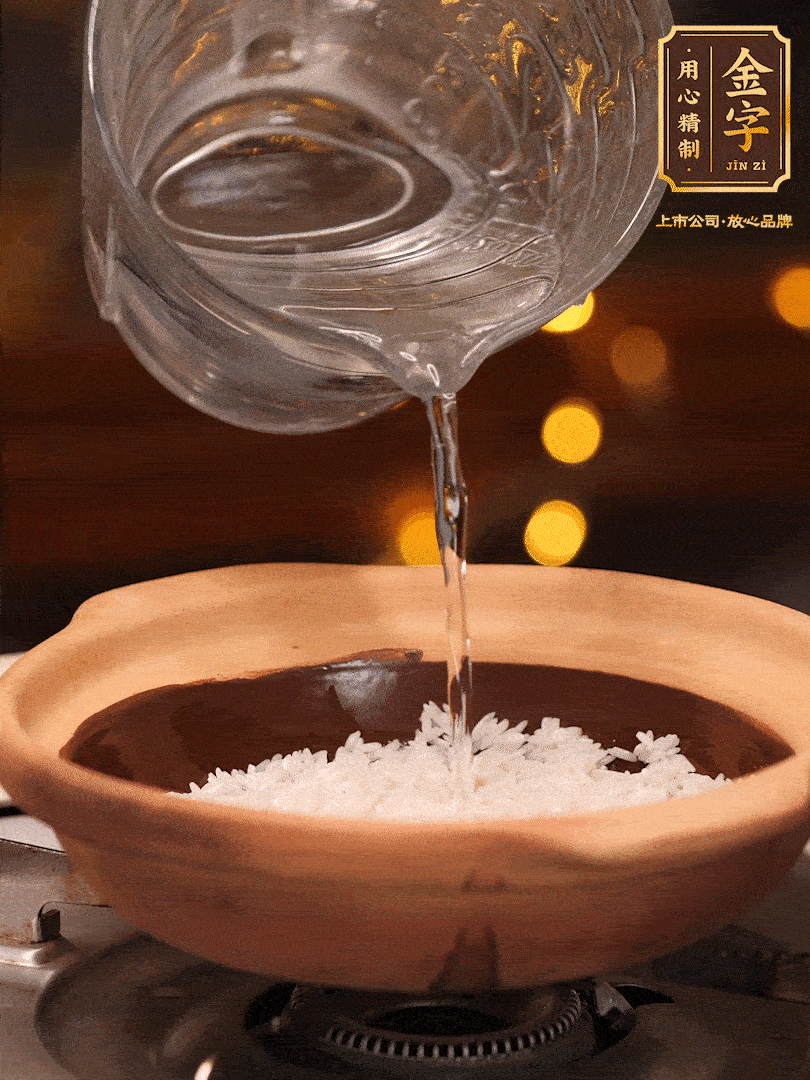 選一個中意的砂鍋加入1勺花生油并刷勻，倒入泡好的絲苗米、開大火煮至沸騰冒大泡后，轉(zhuǎn)中火蓋蓋燜煮5分鐘