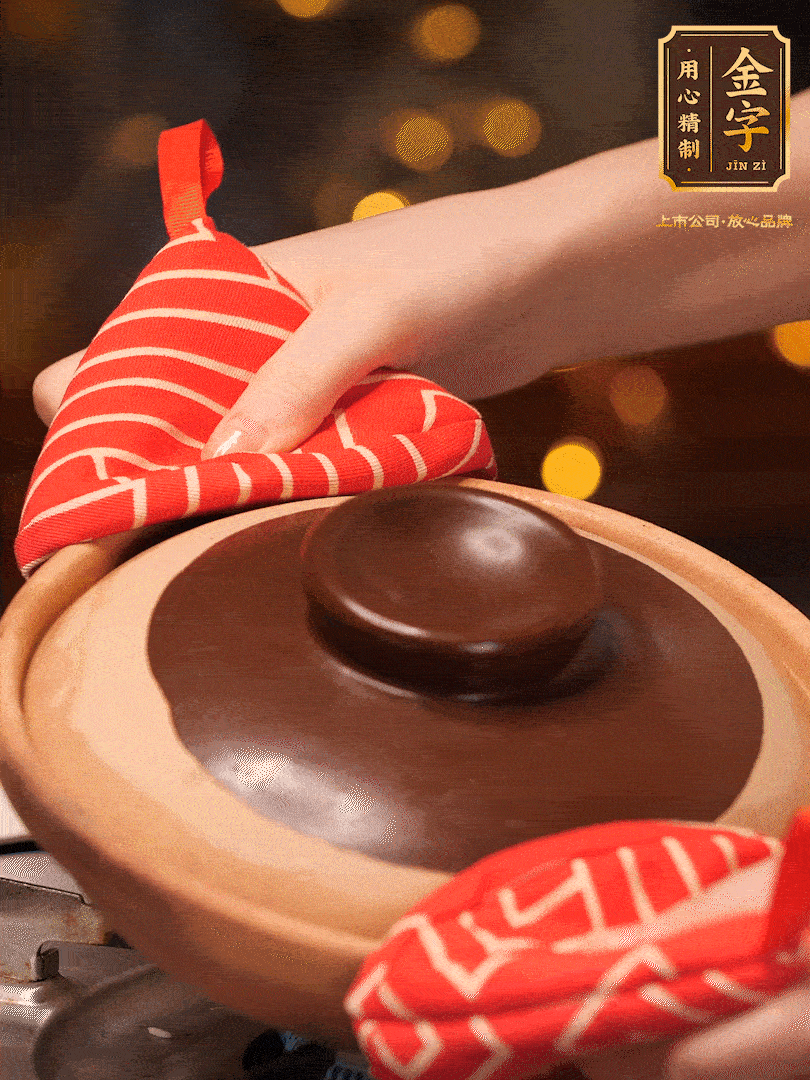 想要有嘎嘣脆鍋巴的關(guān)鍵（傾斜砂鍋，讓每個側(cè)邊都均勻加熱一分鐘）