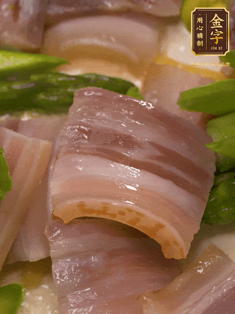 依次下蠶豆、蘆筍、白蘑菇翻炒均勻