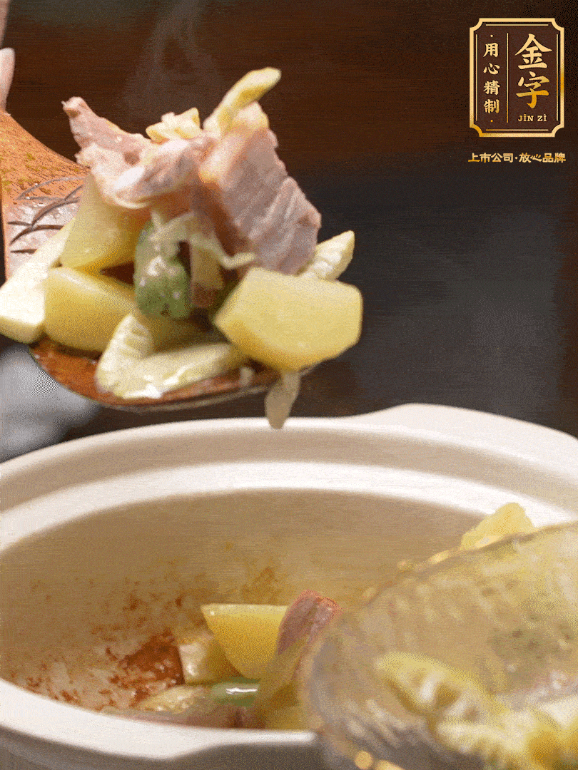 煸出咸肉脂香，再下筍丁、蠶豆。呈出