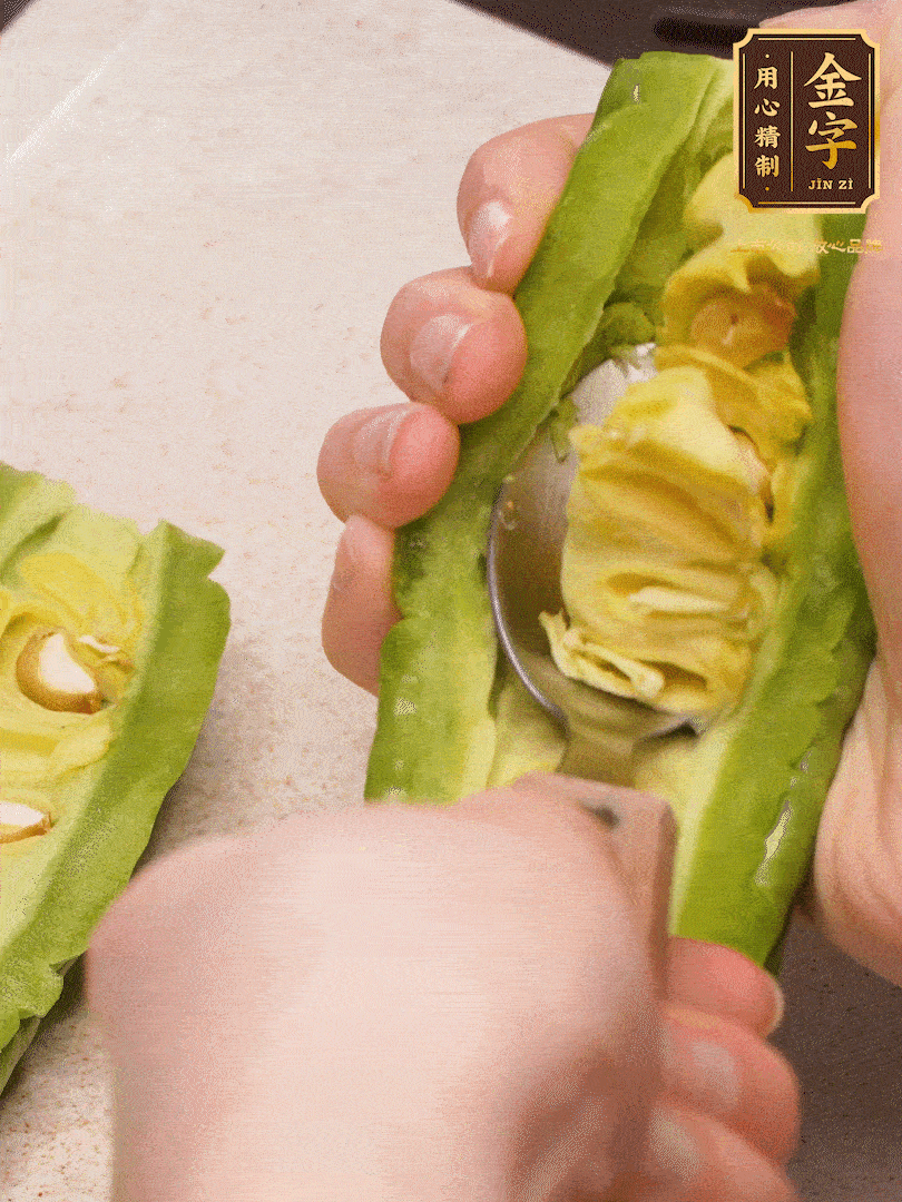 苦瓜從中間切開，把里面的瓢和籽全部挖干凈