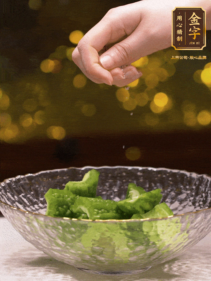 處理好的苦瓜切段（5cm），加點(diǎn)鹽鹽腌一下，去除一下苦味