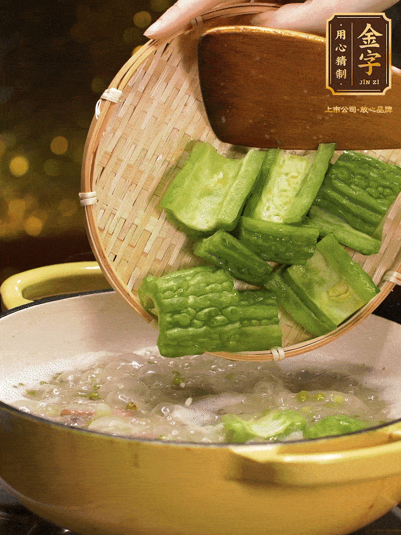 最后在放苦瓜燒開，放一點(diǎn)點(diǎn)調(diào)味糖，燉煮20分鐘