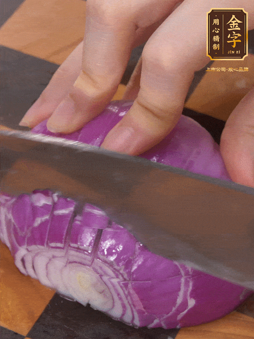 洋蔥切碎、土豆切丁