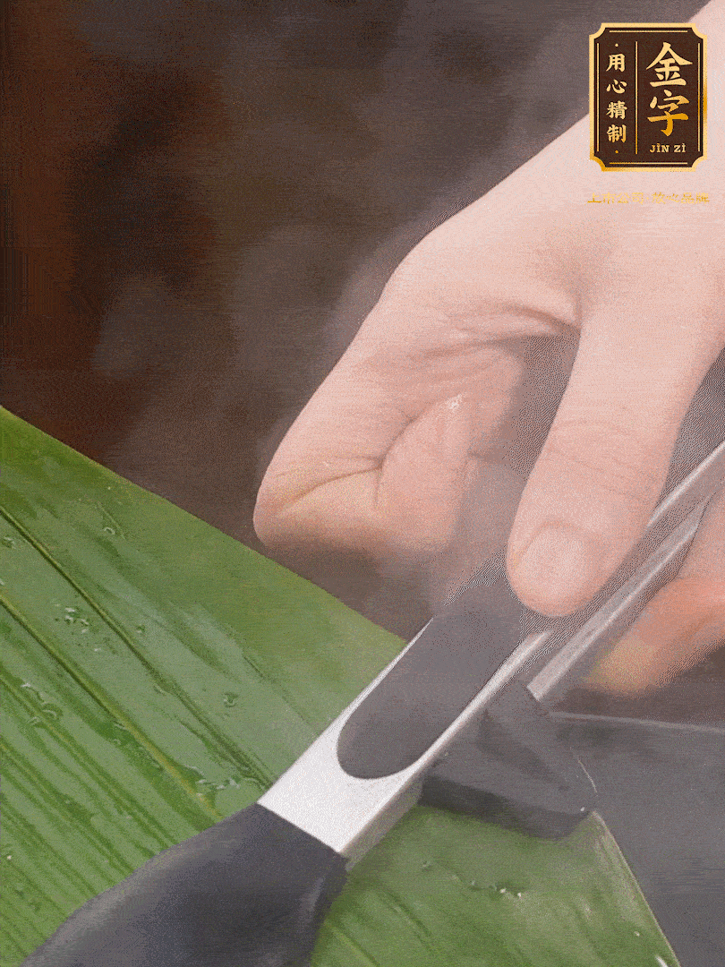 新鮮粽葉洗凈，用開水煮一下，讓粽葉更有韌性不易裂。