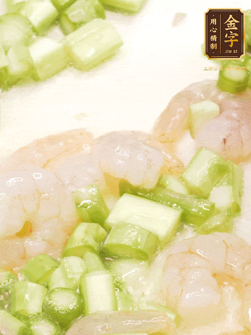 熱油煎香蝦仁，下香腸、蘆筍翻炒，盛出備用。