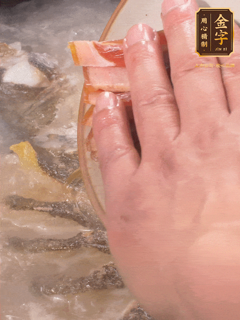 將煎好的魚(yú)，倒入三大碗開(kāi)水。大火煮開(kāi)后放入1個(gè)蔥結(jié)、2片姜片和1勺料酒和火腿片