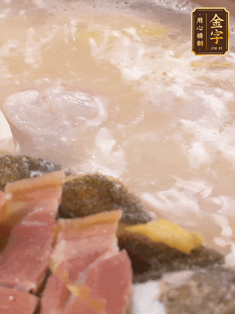 大火煮至沸騰后，轉(zhuǎn)至砂鍋中，繼續(xù)燉煮。這個(gè)時(shí)候可以放入一些自己喜歡吃的配菜比如蝦滑、內(nèi)酯豆腐來(lái)添味