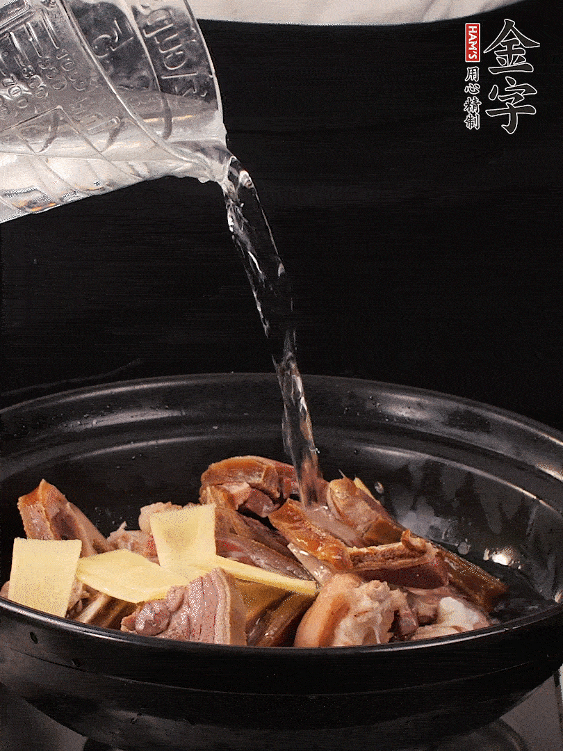 火腿、豬腳放到大砂鍋里，黃酒提鮮，蔥姜去腥，加2kg純凈水沒(méi)過(guò)食材。水一定要放足，中途最好不能加水