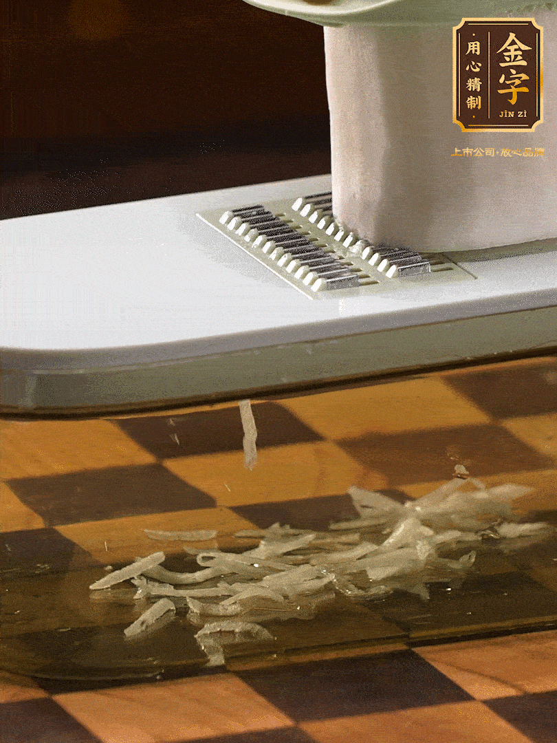 蘿卜切絲 ，加少許的鹽 抓拌均勻后，腌制十五分鐘