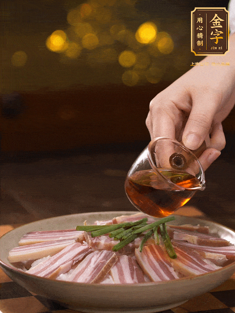 把切好的咸肉，均勻的鋪在蘿卜絲的四周頂部放少許蔥段 淋上少許料酒，放入鍋中 大火蒸二十分鐘