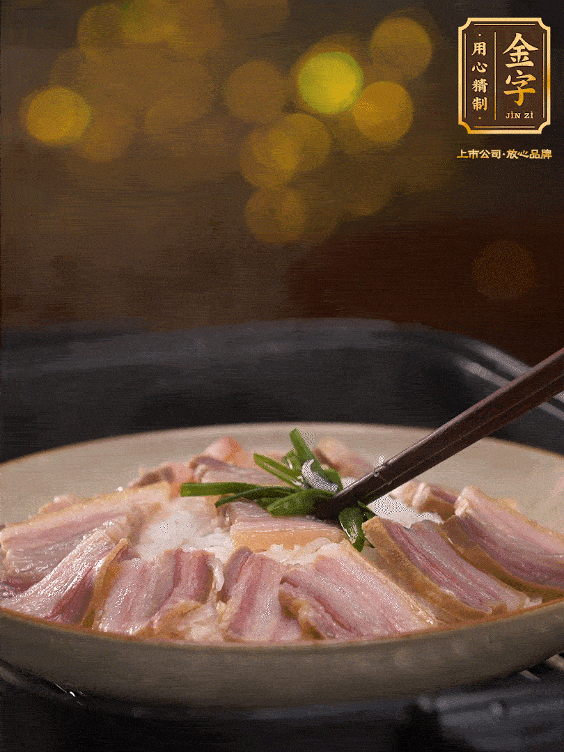 二十分鐘后關(guān)火，去除頂部的蔥段，最后撒上少許的蔥末，就完成了