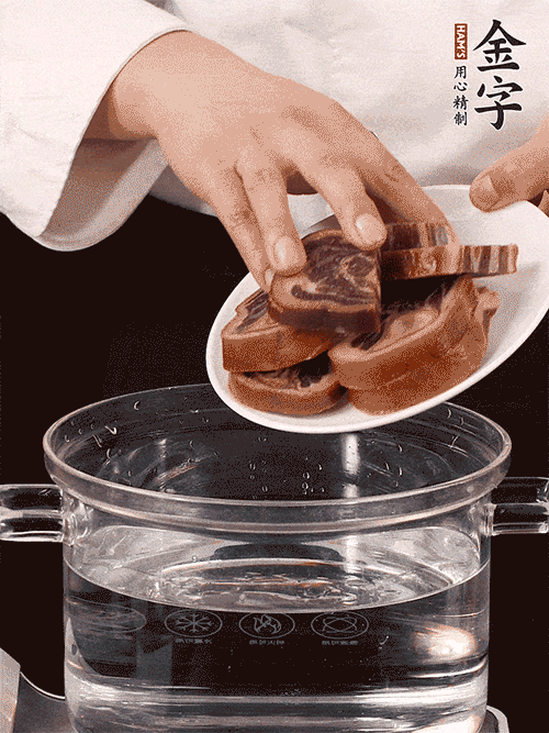 準(zhǔn)備食材。做金銀蹄有2個(gè)關(guān)鍵點(diǎn)：食材上火腿當(dāng)然得選足年發(fā)酵的金字火腿，新鮮豬爪最好選前腳、大小適宜的。