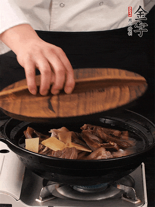 大火煮到沸騰后，轉(zhuǎn)中小火慢燉1個(gè)半小時(shí)。