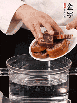 一包200g的金字火腿蹄片恰好搭配一個(gè)新鮮豬爪（豬腳）。都先加蔥姜、料酒焯水一遍，把血水清除后燉出來(lái)才能更清澈不油膩。