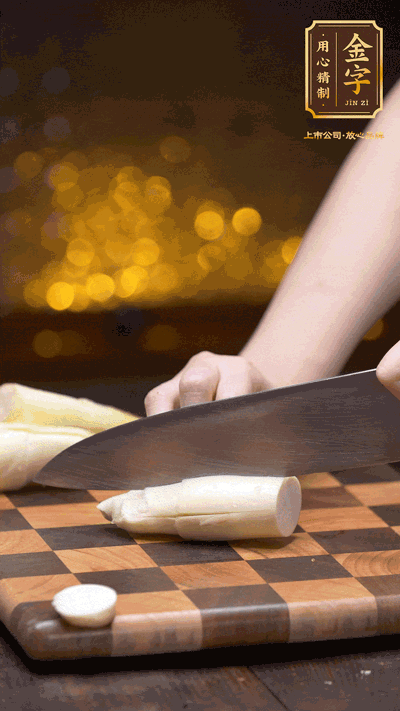 茭白剝?nèi)ネ馄?，去掉根部老硬部分，洗凈切滾刀塊