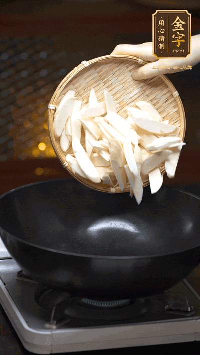 油至5成熱，下茭白塊翻炒，慢慢煎炒至表面微微焦黃