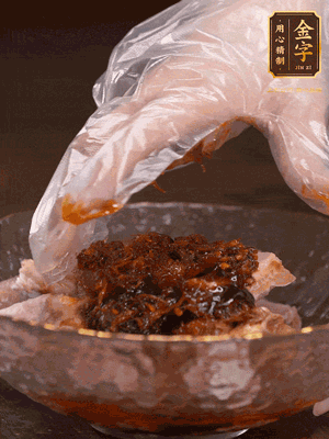 排骨用1勺蠔油、1勺醬油、1勺金字火腿XO醬抓勻腌制半小時