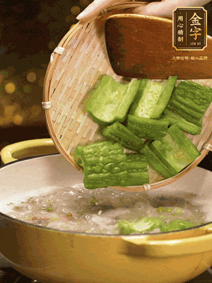 倒入熱水，和泡開的綠豆（連水）和火腿片，大火燒開燉一個小時