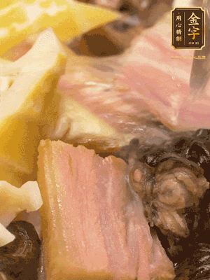 倒入滾燙的熱水，燉煮20分鐘，湯濃汁白