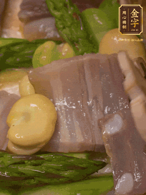 倒入熱水，燉煮10分鐘