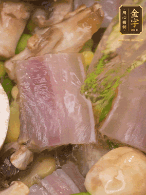 開蓋，放入河蝦繼續(xù)燜煮5分鐘