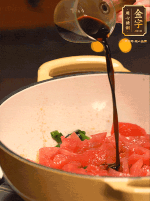 調(diào)味：1勺蠔油、1勺生抽、2轉(zhuǎn)胡椒粉和2勺番茄醬倒入400ml開水，燒至湯汁濃厚