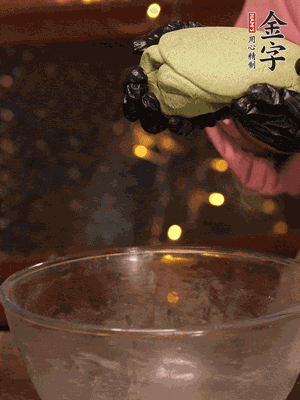 水里放點鹽，燒開后放艾草，一勺小蘇打，撈出浸入涼水，打成艾草泥