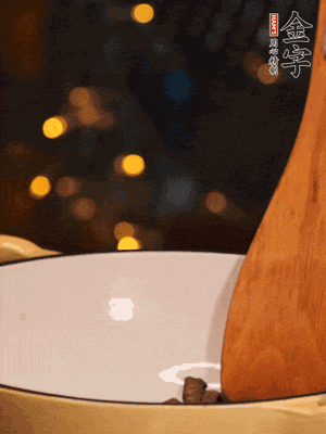 鍋中放入油，倒入醬油肉煸出油脂香味