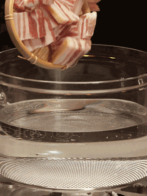 排骨、咸肉，一起下入鍋中，加入蔥，姜，料酒，倒入清水焯水清洗干凈